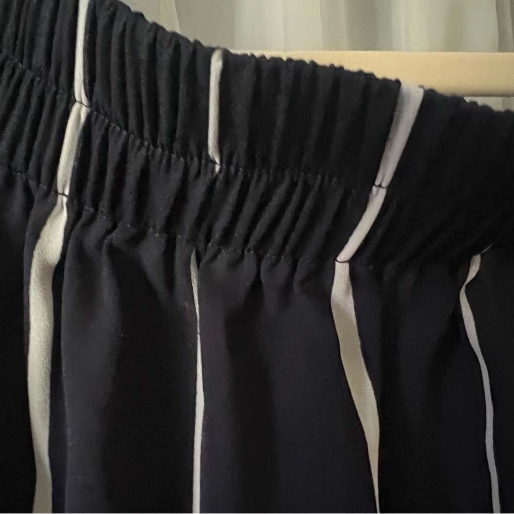 Papaya brand woman’s off the shoulder blouse navy with white pinstripes. Size S. - Picture 5 of 9